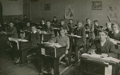 学校の授業中に机の後ろに座っている男性生徒 作： English Photographer