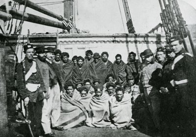 ウェリントン港の刑務所に乗ったマオリの囚人、1866年 作： English Photographer