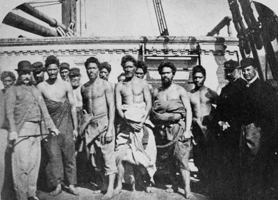 ウェリントン港の刑務所に乗ったマオリの囚人、1866年 作： English Photographer