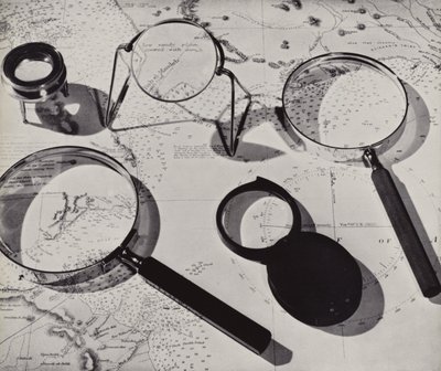 地図と拡大鏡（モノクロ写真） 作： English Photographer
