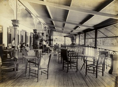 マリンホテル、ベランダ、1895 作： English Photographer