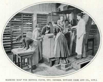 ホテルやクラブなどのマーキング用ソープ(Messrs. Edward Cook and Co., Ltd.) (モノクロ写真) 作： English Photographer