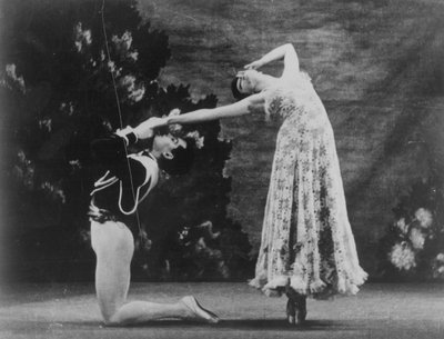 1936年ロンドン、マーキュリーシアターで「ジャルダンオリラス」を演奏するモードロイドとヒューライン 作： English Photographer