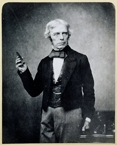 棒磁石を持つマイケル・ファラデー（1791-1867）。 作： English Photographer