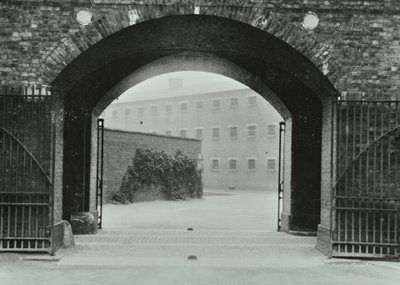 ミルバンク刑務所：アーチ、入り口、1885 作： English Photographer