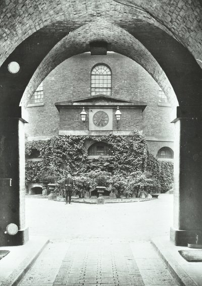 ミルバンク刑務所：アーチ道を通る礼拝堂、1885年 作： English Photographer