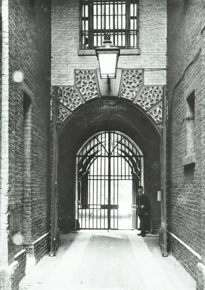 ミルバンク刑務所：主要通路、出入り口のワーデンバーナード、1885 作： English Photographer