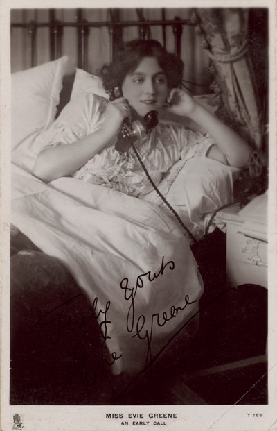 Miss Evie Greene：初期の電話 作： English Photographer