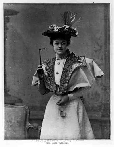 1895年5月4日、セント・ジェームズ劇場で行われたオスカー・ワイルド（1854-1900）の『まじめに生きることの大切さ』のミス・アイリーン・ヴァンブラ（モノクロ写真）。 作： English Photographer
