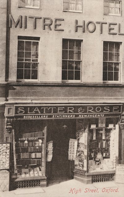オックスフォードのハイストリートにあるMitre HotelとSlatter and Rose(モノクロ写真) 作： English Photographer