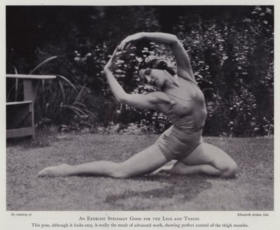 現代の美容文化。脚と太ももに特化したエクササイズ（モノクロ写真 作： English Photographer