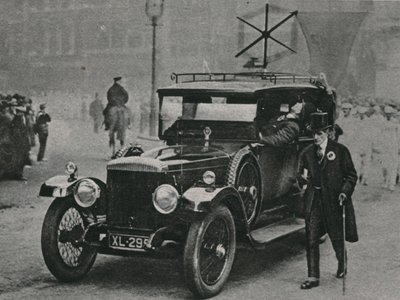 ラジオ受信装置と車の屋根に架空のフレームを備えた自動車 作： English Photographer