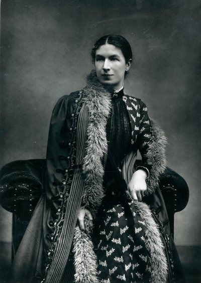 ハンフリーワード夫人、1881年 作： English Photographer