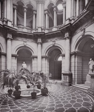 国立イギリス美術館、中央ホール 作： English Photographer