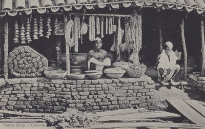 インド、カルカッタのネイティブショップ（モノクロ写真 作： English Photographer