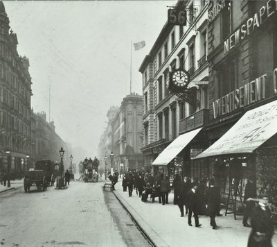 ニューオックスフォードストリート：ブルームズベリーウェイで西を見る、1890 作： English Photographer