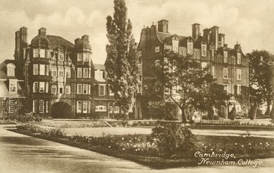 ニューナム大学、ケンブリッジ (b/w 写真) 作： English Photographer
