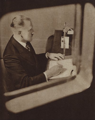 ロンドン、BBCのスタジオでニュースを読むニュースリーダー（モノクロ写真 作： English Photographer