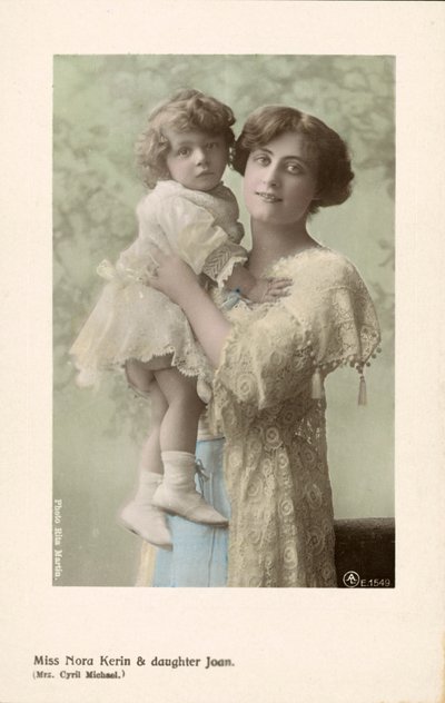 イギリスの舞台女優ノラ・ケーリンと娘のジョーン（カラー写真 作： English Photographer
