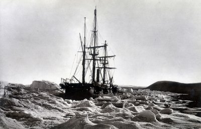 北極点："Alert "がビーシー岬、ロベソン海峡付近でくびれている - "Narrative of a voyage to the Polar See during 1875-76", G.S. Nares, ed.ロンドン 作： English Photographer
