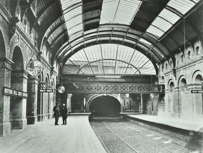 ノッティングヒルゲート地下鉄駅：展望台と線路の眺め、1868 作： English Photographer
