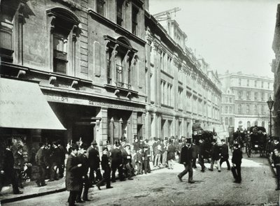 オールドブロードストリート、証券取引所の入口、ロンドン市、1890 作： English Photographer