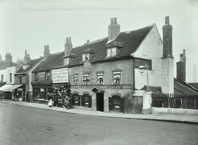 オールドブル、ワンズワースハイストリート、1897 作： English Photographer