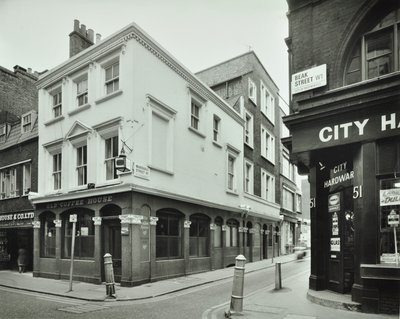 Old Coffee House、49 Beak Street、1976 作： English Photographer