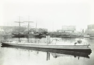 1881年にポルトガル政府のために建造された3隻の魚雷艇の1つ、ロンドン 作： English Photographer