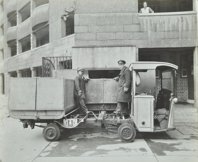 Ossulston Estate：ダストマンがゴミシュートの底にある容器を空にする 作： English Photographer