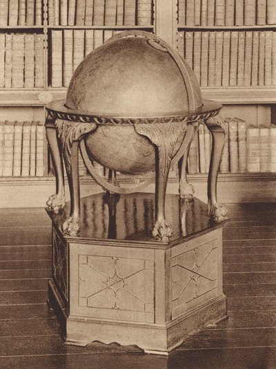 オックスフォードオリエル・カレッジ、図書館にある18世紀の地球儀（モノクロ写真） 作： English Photographer