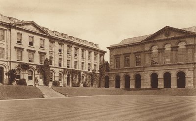 オックスフォードウスター・カレッジ、18世紀の図書館と四角形の北側（モノクロ写真） 作： English Photographer