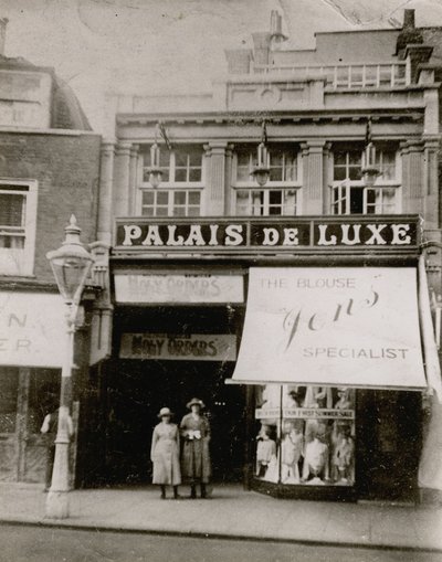 ラグジュアリーパレス、ハイストリート、ブロムリー 作： English Photographer