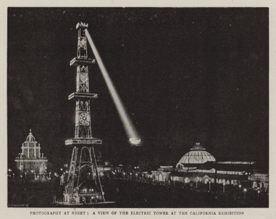 カリフォルニアの展示会での夜の写真、電気タワーの眺め 作： English Photographer