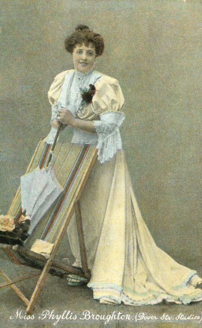 フィリス・ブロートン、イギリスの舞台女優（カラー写真） 作： English Photographer