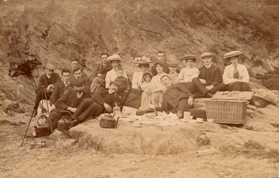 ビーチでのピクニック・ティー（モノクロ写真） 作： English Photographer