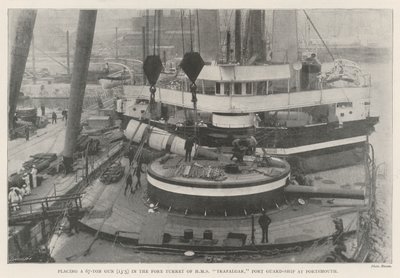 ポーツマスのポートガード船であるHMSトラファルガーの前部砲塔に67トンの銃（13.5）を配置する 作： English Photographer