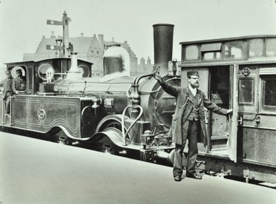 1885年の鉄道駅のプラットフォームポーター 作： English Photographer