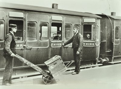 1885年の鉄道駅でのプラットフォームポーター 作： English Photographer