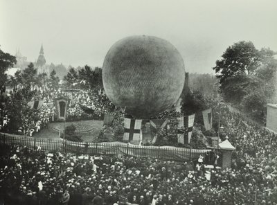 ポプラレクリエーショングラウンド：1892年、群衆は熱気球を見る 作： English Photographer
