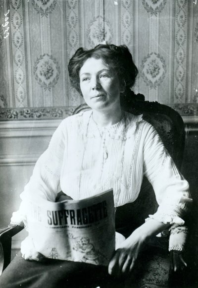 The Suffragette c.1905のコピーを読むクリスタベルパンクハーストの肖像 作： English Photographer