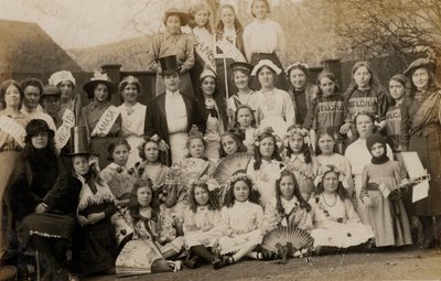 世界のコスチュームを着た女学生たちと先生の肖像（モノクロ写真 作： English Photographer