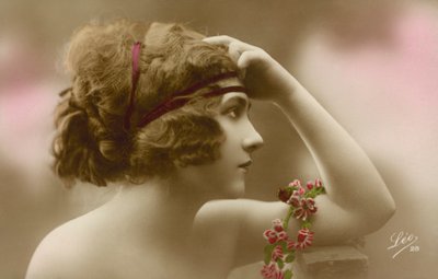 若い女性の肖像（カラー写真） 作： English Photographer