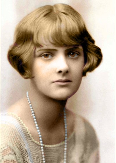 1930年、作家ダフネ・デュ・モーリアの肖像（モノクロ写真） 作： English Photographer
