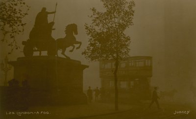 スモッグにロンドンのイメージが入ったポストカード 作： English Photographer