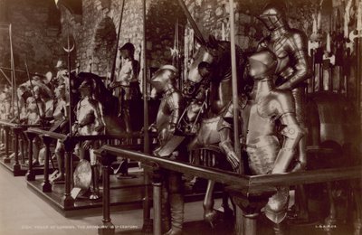 ロンドン塔の武器庫が描かれた絵葉書 作： English Photographer