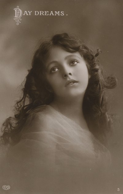 可愛い女の子が、夢を見ている（モノクロ写真） 作： English Photographer