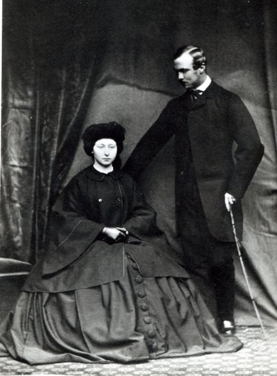 アリス王女とヘッセンのルートヴィヒ王子、1860 作： English Photographer