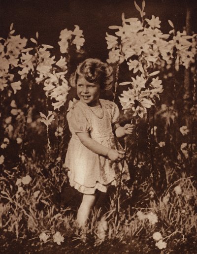庭園のエリザベス王女 作： English Photographer