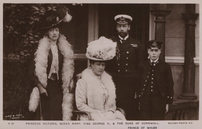 ヴィクトリア王女、メアリー女王、ジョージ5世、コーンウォール公爵（モノクロ写真） 作： English Photographer